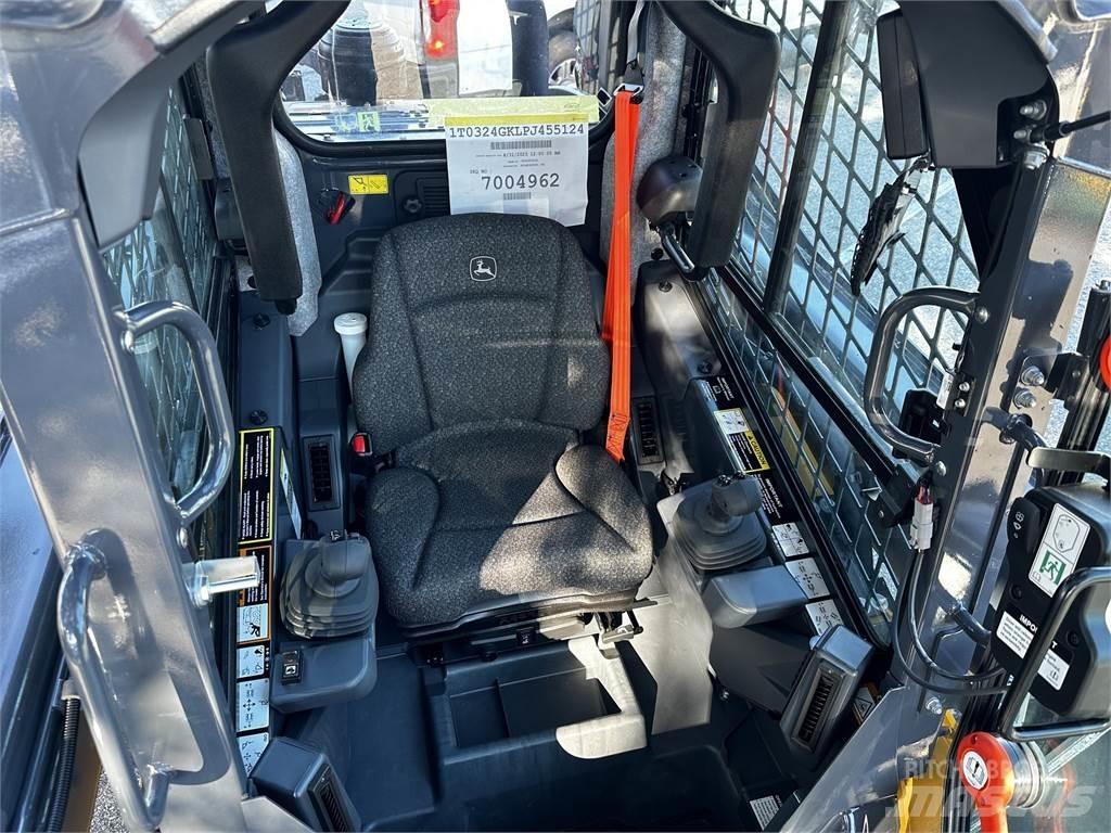 John Deere 324G Kompaktrakodók