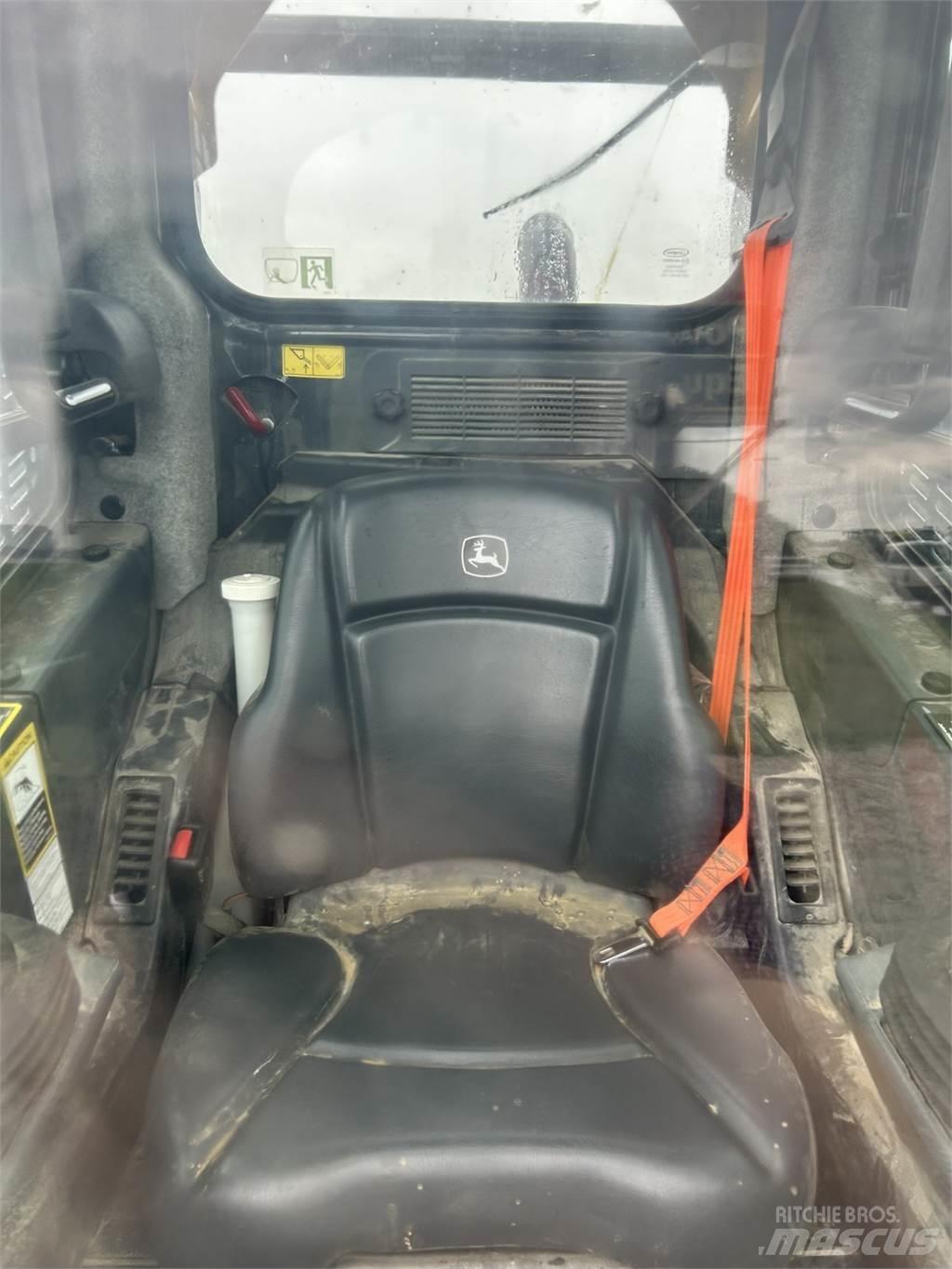 John Deere 331G Mini homlokrakodók