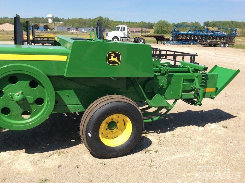 John Deere 348 Szögletes bálázók