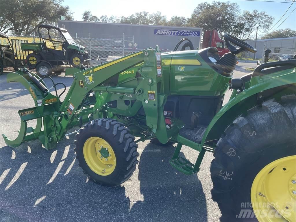 John Deere 4044R Traktorok