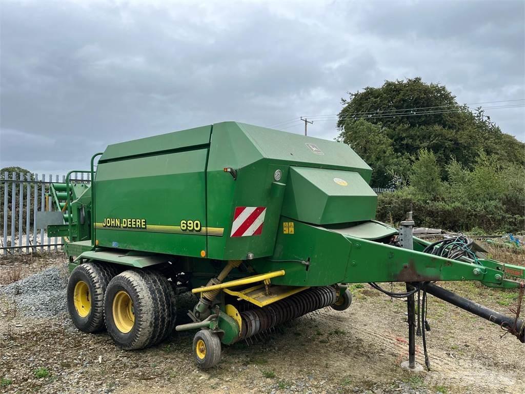 John Deere 690 Szögletes bálázók