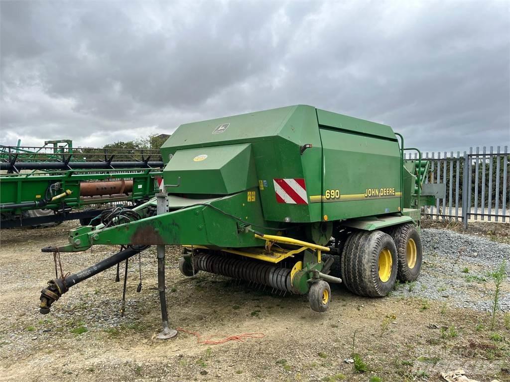 John Deere 690 Szögletes bálázók
