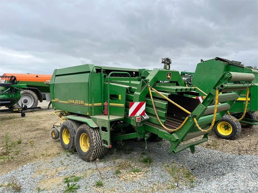 John Deere 690 Szögletes bálázók