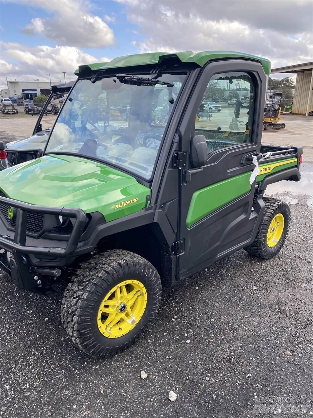 John Deere 835R Haszongépek