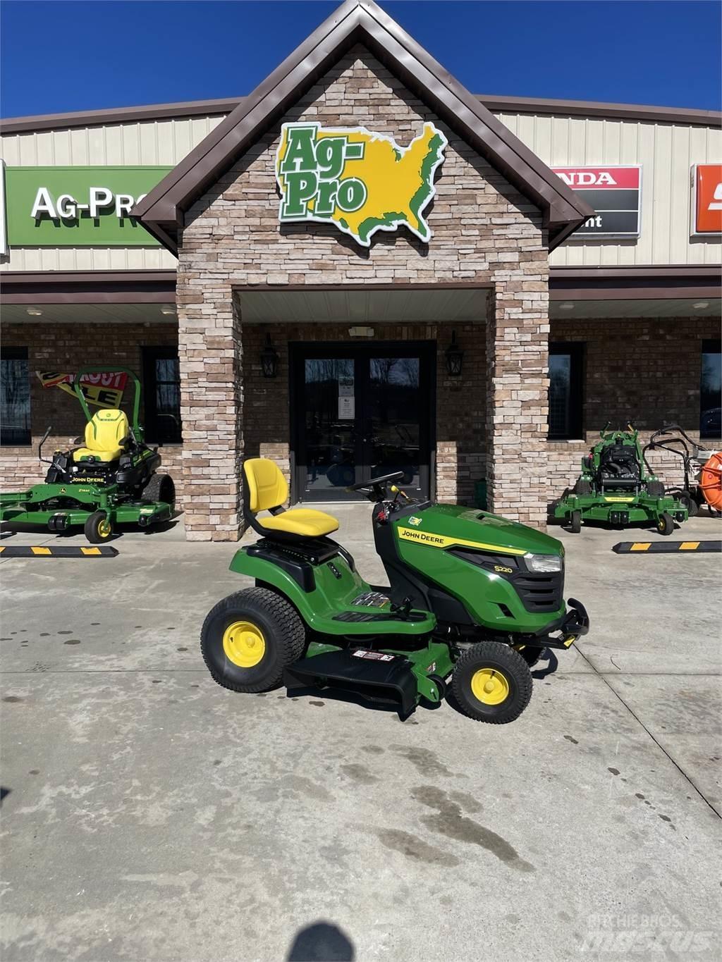 John Deere S220 Ráülős fűnyírók