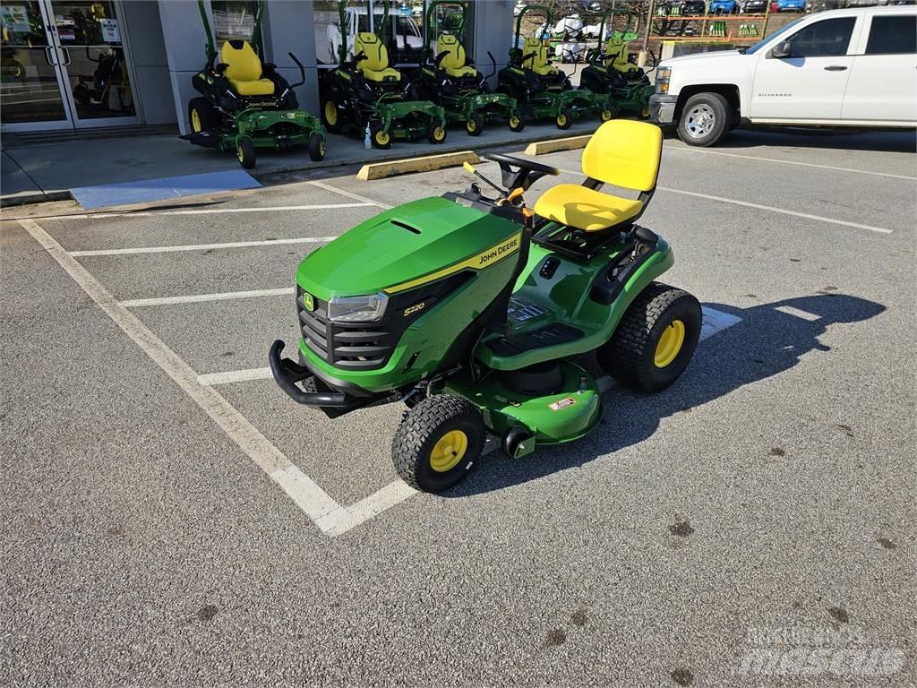 John Deere S220 Ráülős fűnyírók