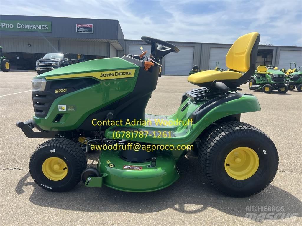 John Deere S220 Ráülős fűnyírók