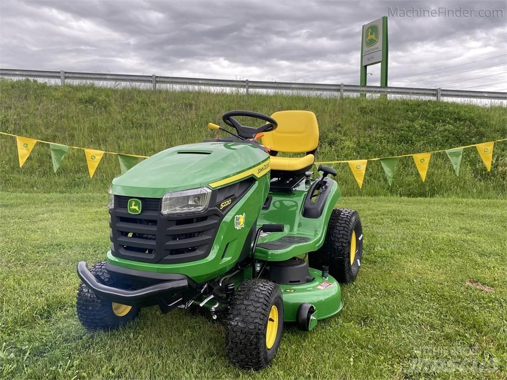 John Deere S220 Ráülős fűnyírók