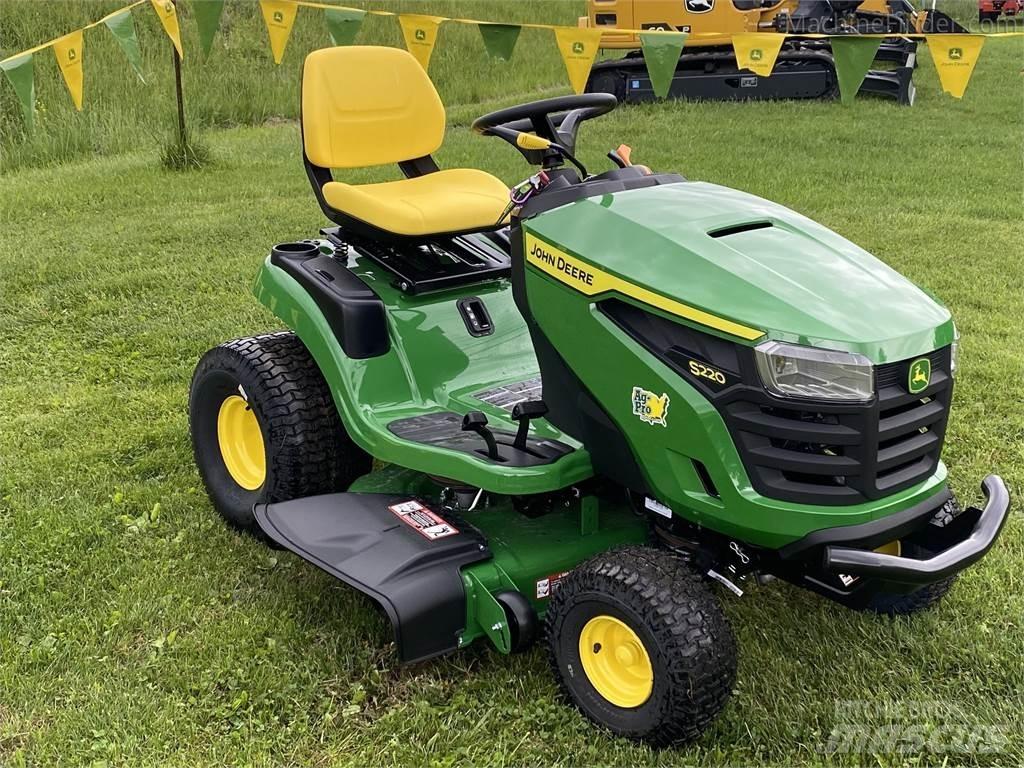John Deere S220 Ráülős fűnyírók