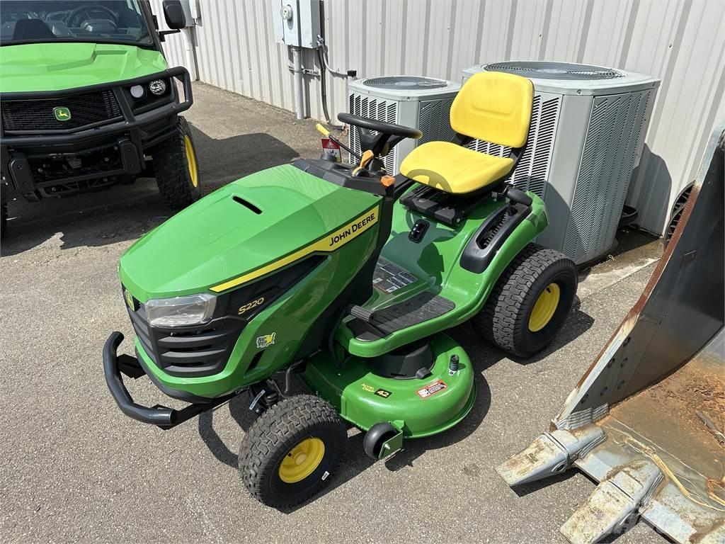 John Deere S220 Ráülős fűnyírók