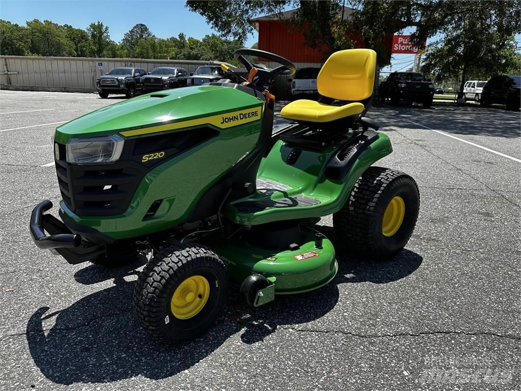 John Deere S220 Ráülős fűnyírók