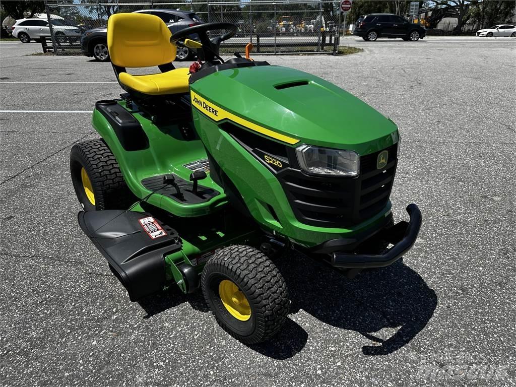 John Deere S220 Ráülős fűnyírók
