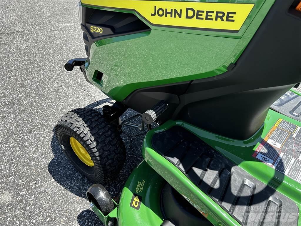 John Deere S220 Ráülős fűnyírók