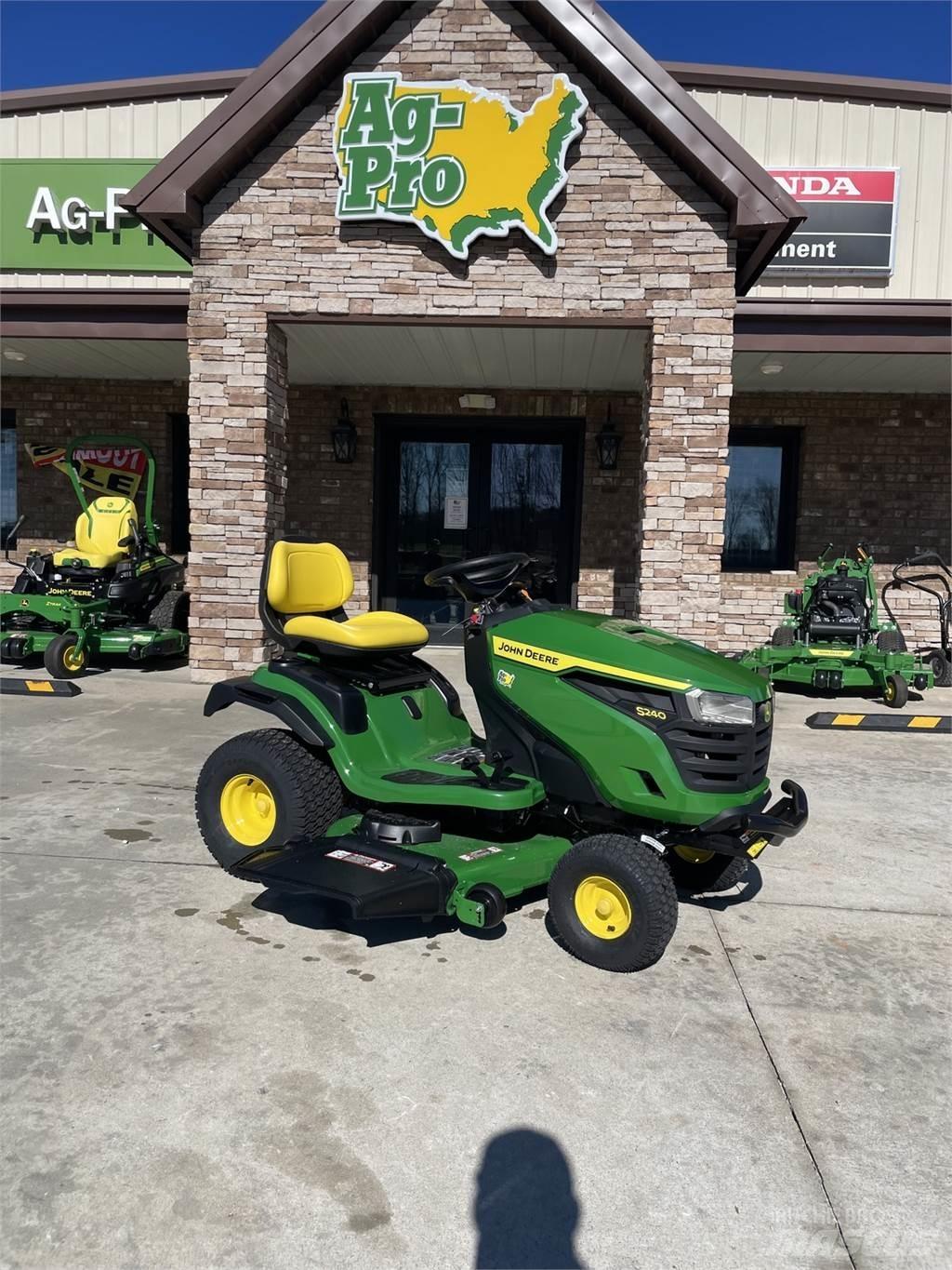 John Deere S240 Kompakt traktorok