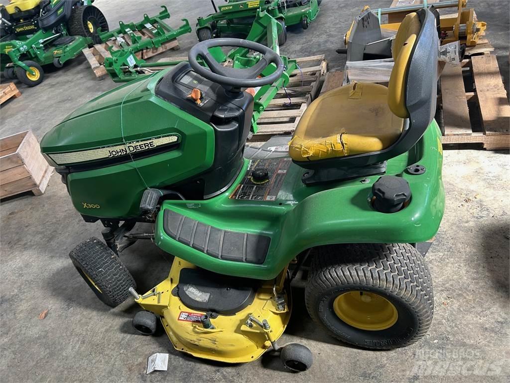 John Deere X300 Ráülős fűnyírók