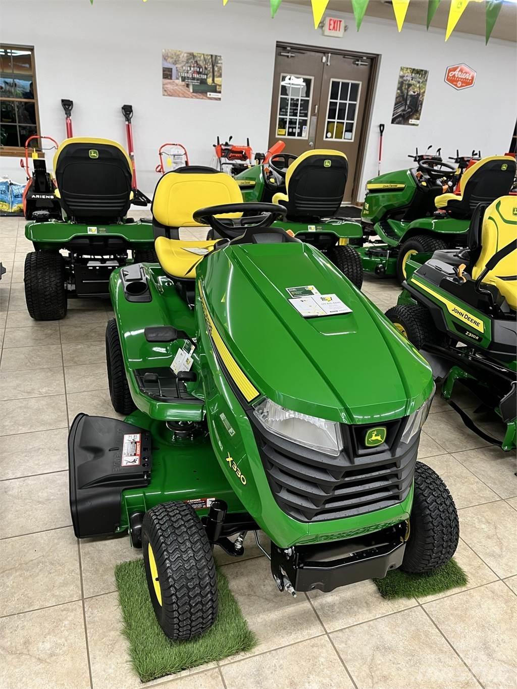 John Deere X330 Kompakt traktorok
