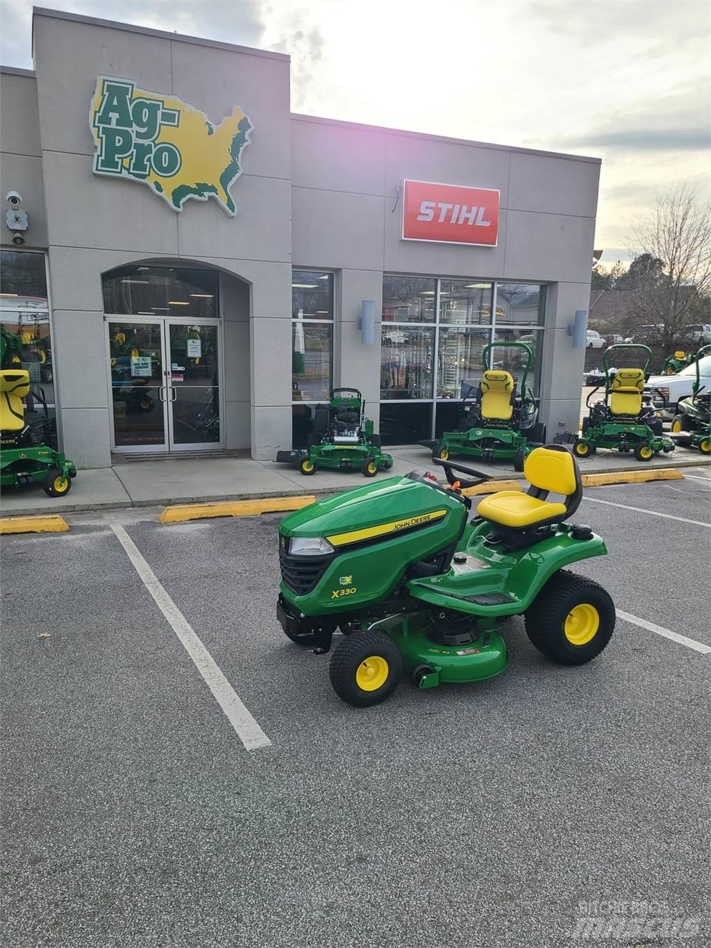 John Deere X330 Kompakt traktorok