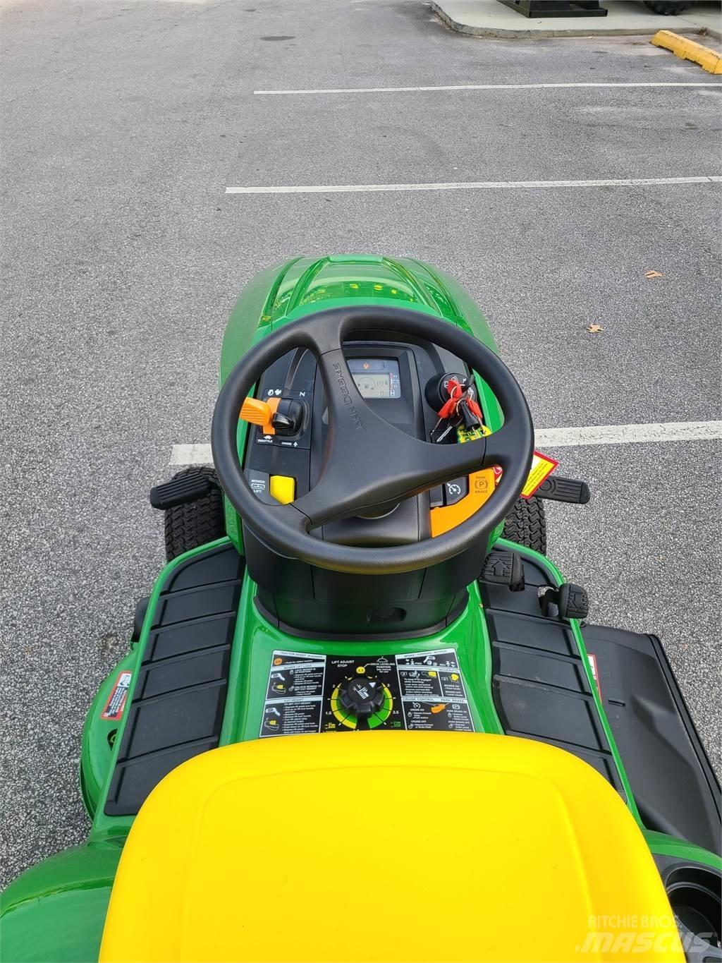 John Deere X330 Kompakt traktorok
