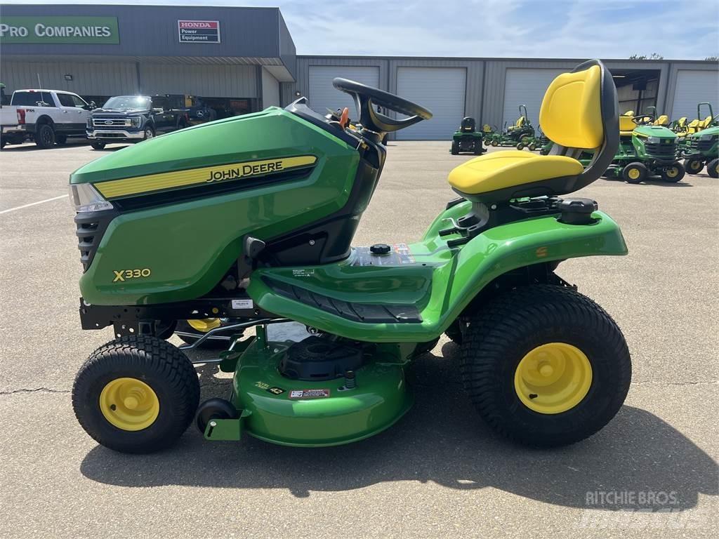 John Deere X330 Kompakt traktorok
