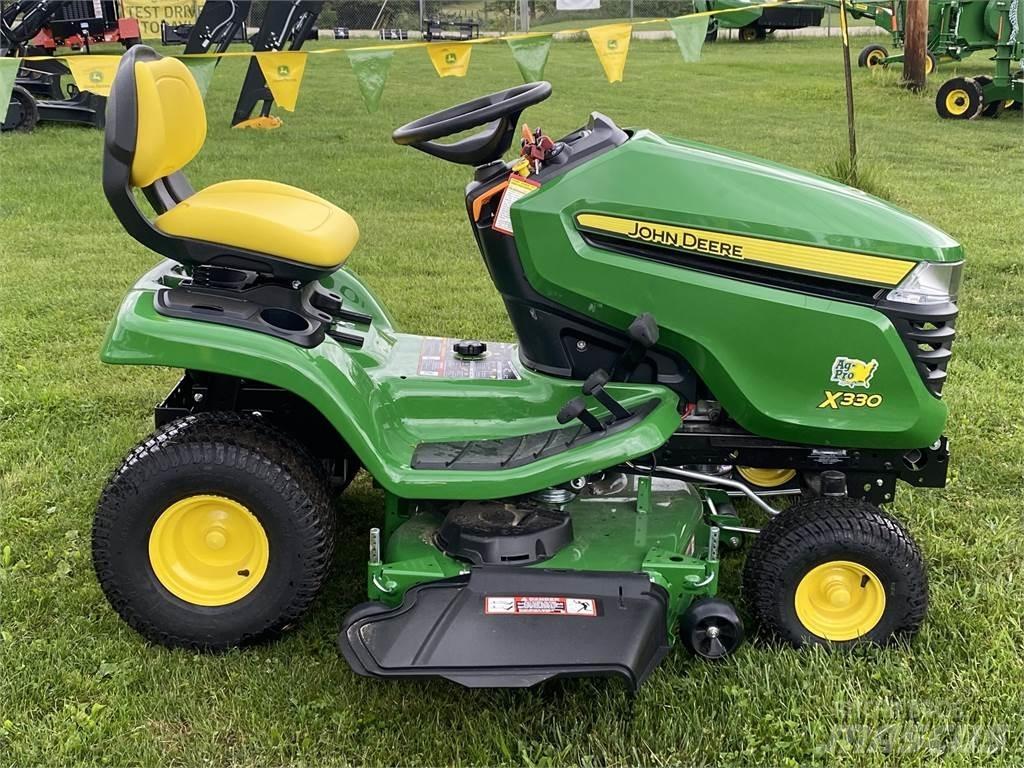 John Deere X330 Kompakt traktorok