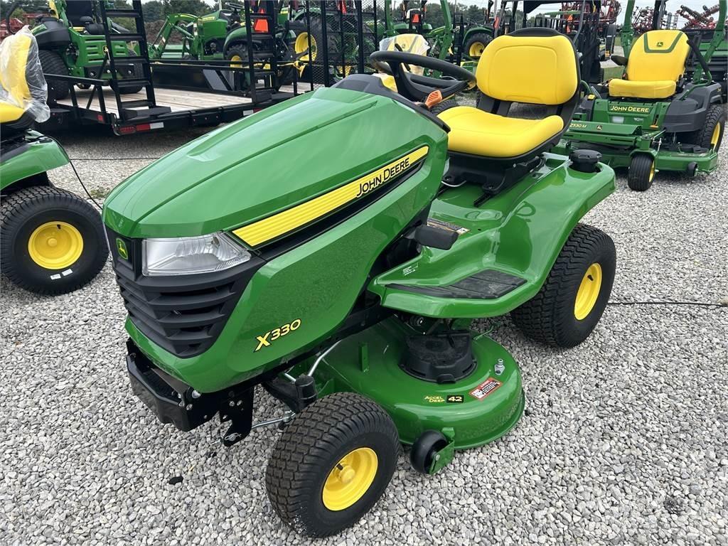 John Deere X330 Kompakt traktorok
