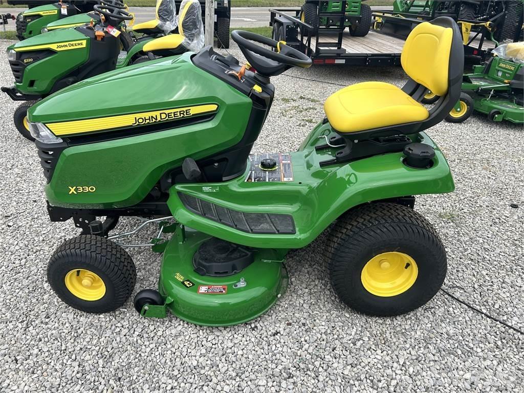John Deere X330 Kompakt traktorok