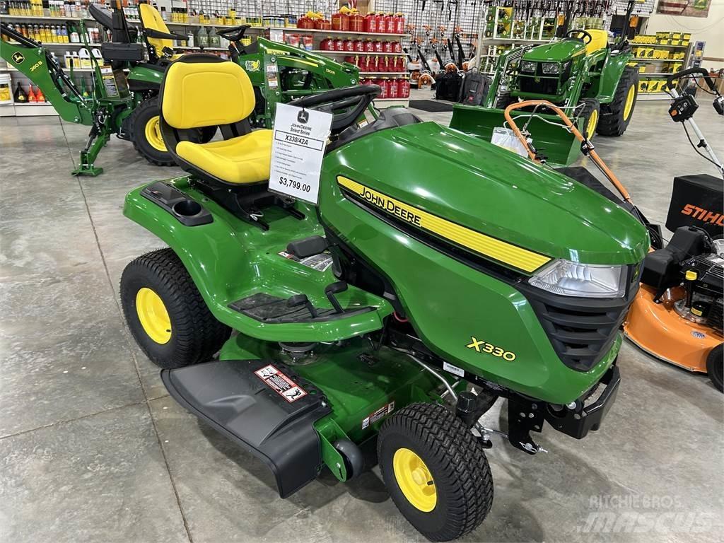 John Deere X330 Kompakt traktorok