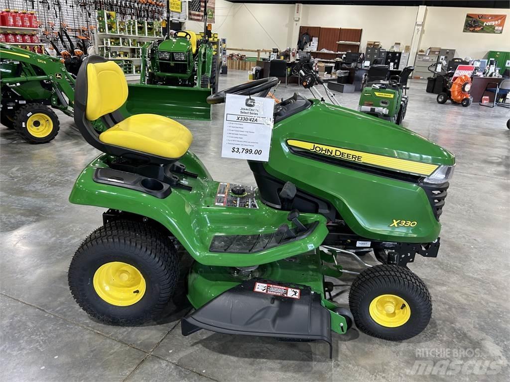 John Deere X330 Kompakt traktorok
