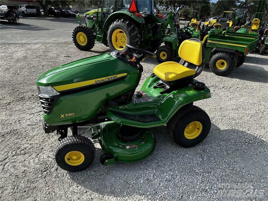 John Deere X330 Kompakt traktorok