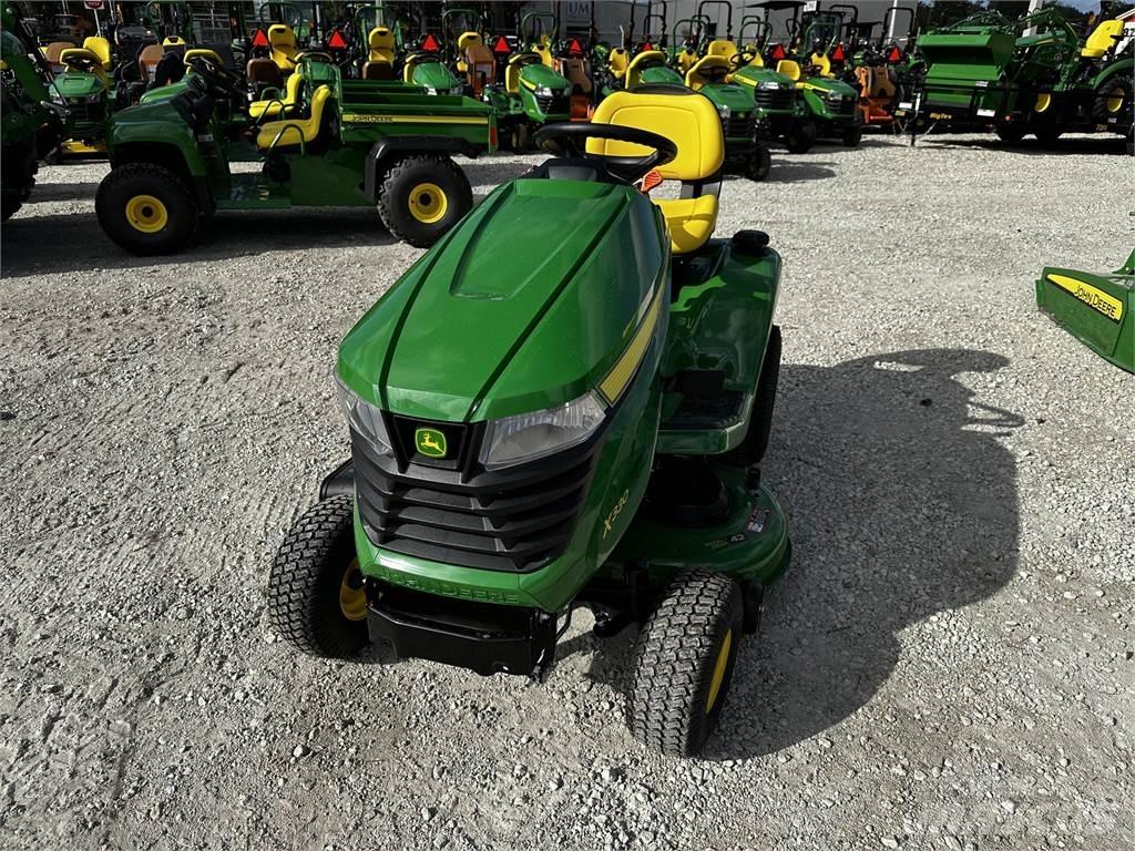 John Deere X330 Kompakt traktorok