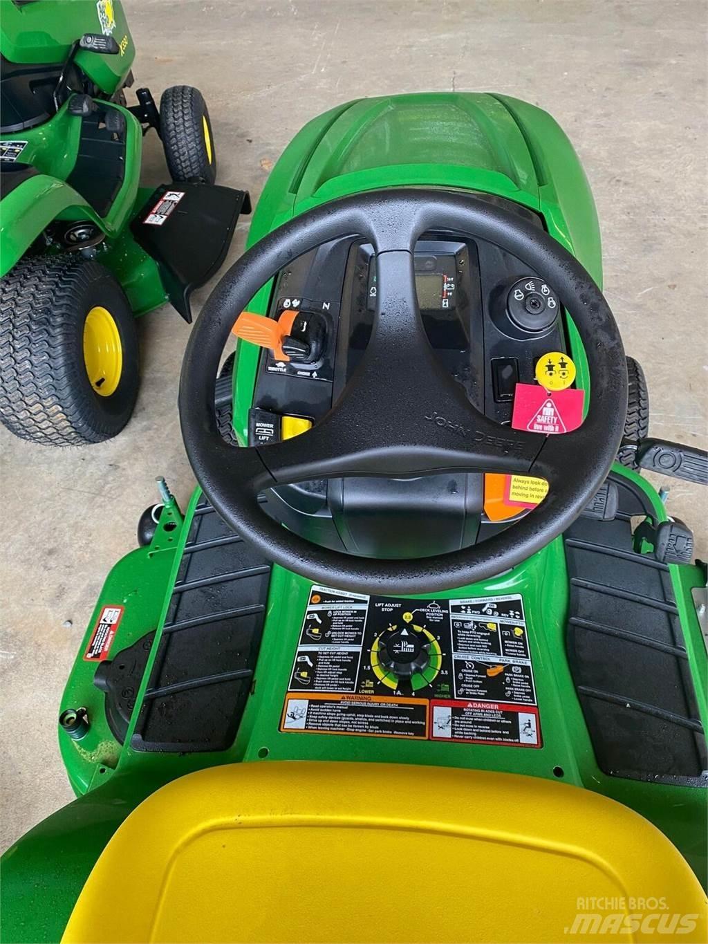 John Deere X330 Kompakt traktorok