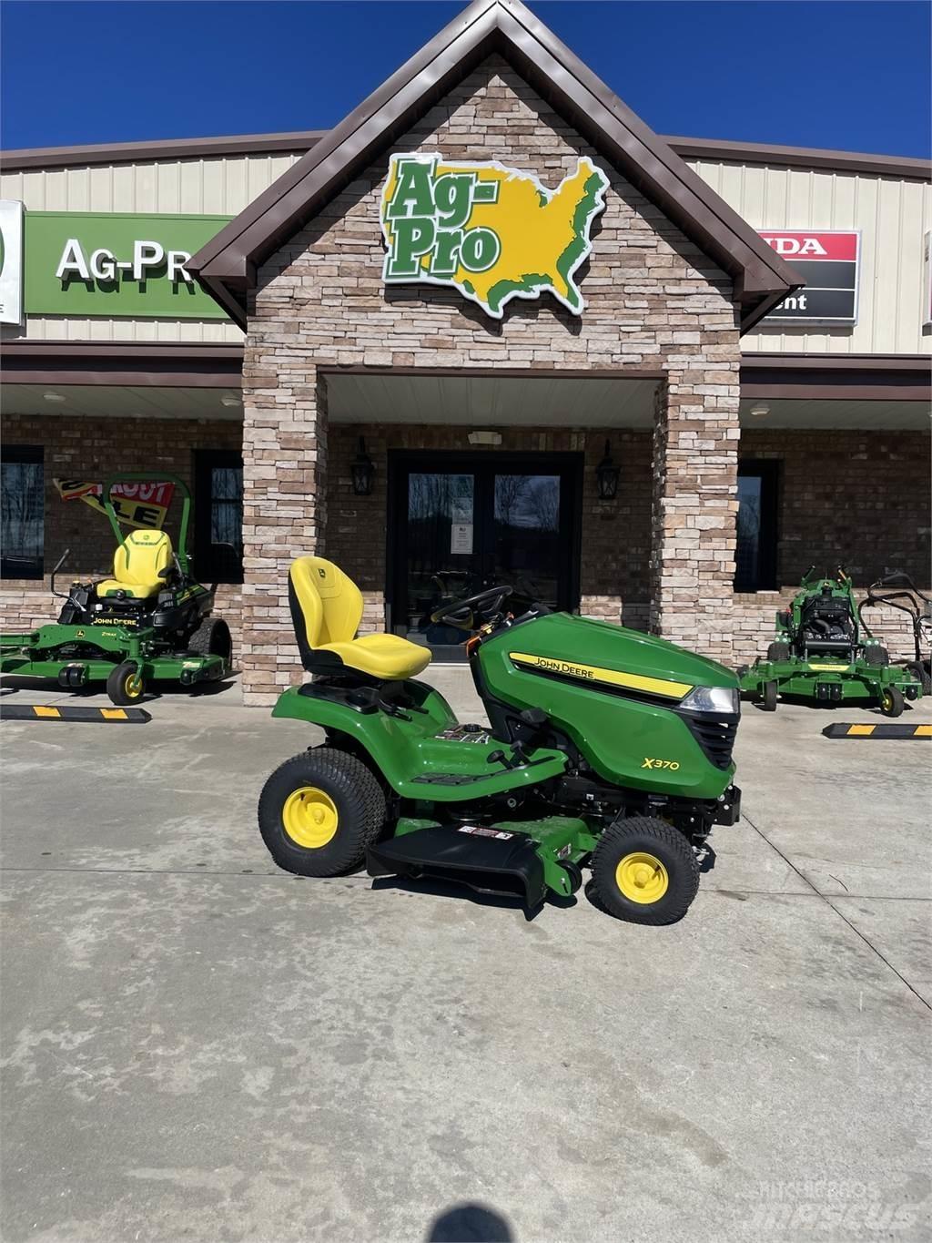 John Deere X370 Kompakt traktorok