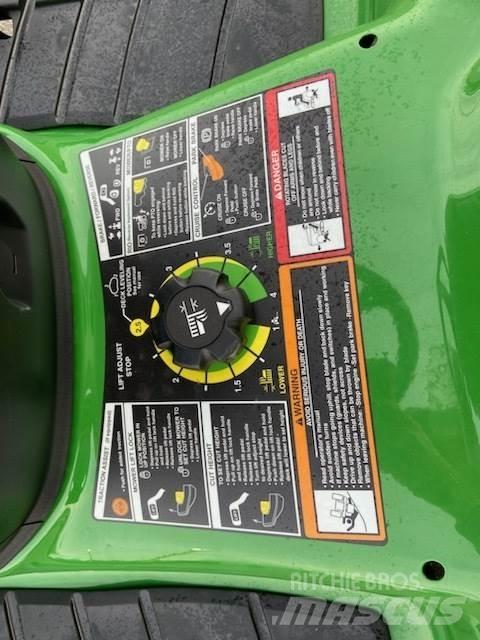 John Deere X380 Kompakt traktorok