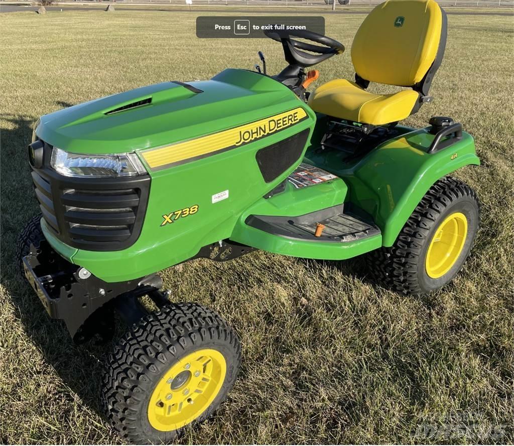 John Deere X738 Kompakt traktorok