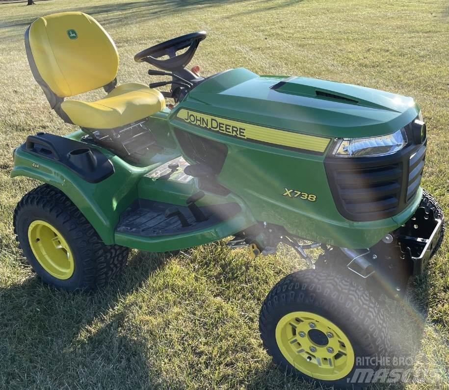 John Deere X738 Kompakt traktorok