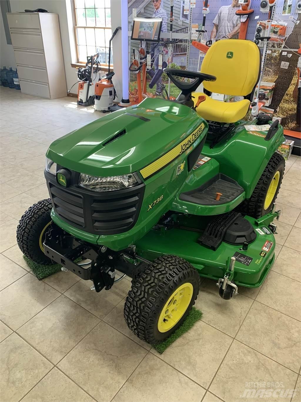 John Deere X738 Kompakt traktorok