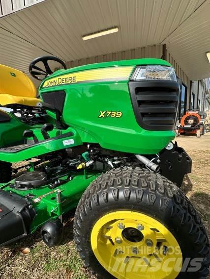 John Deere X739 Kompakt traktorok