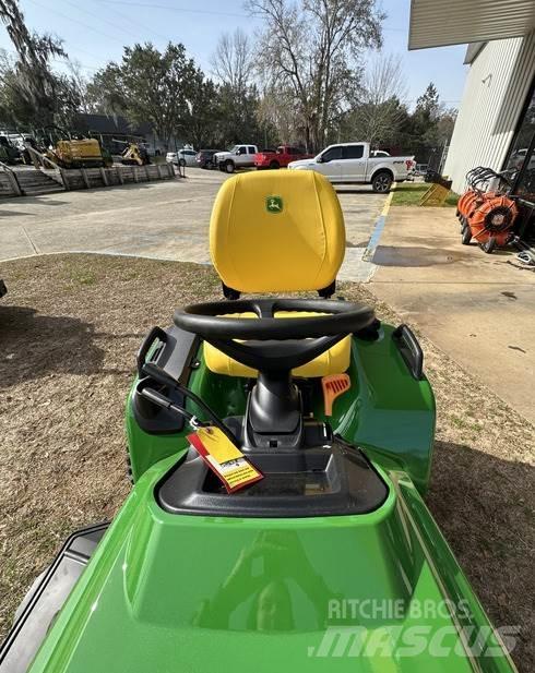 John Deere X739 Kompakt traktorok