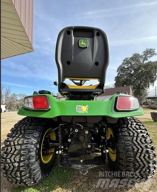 John Deere X739 Kompakt traktorok