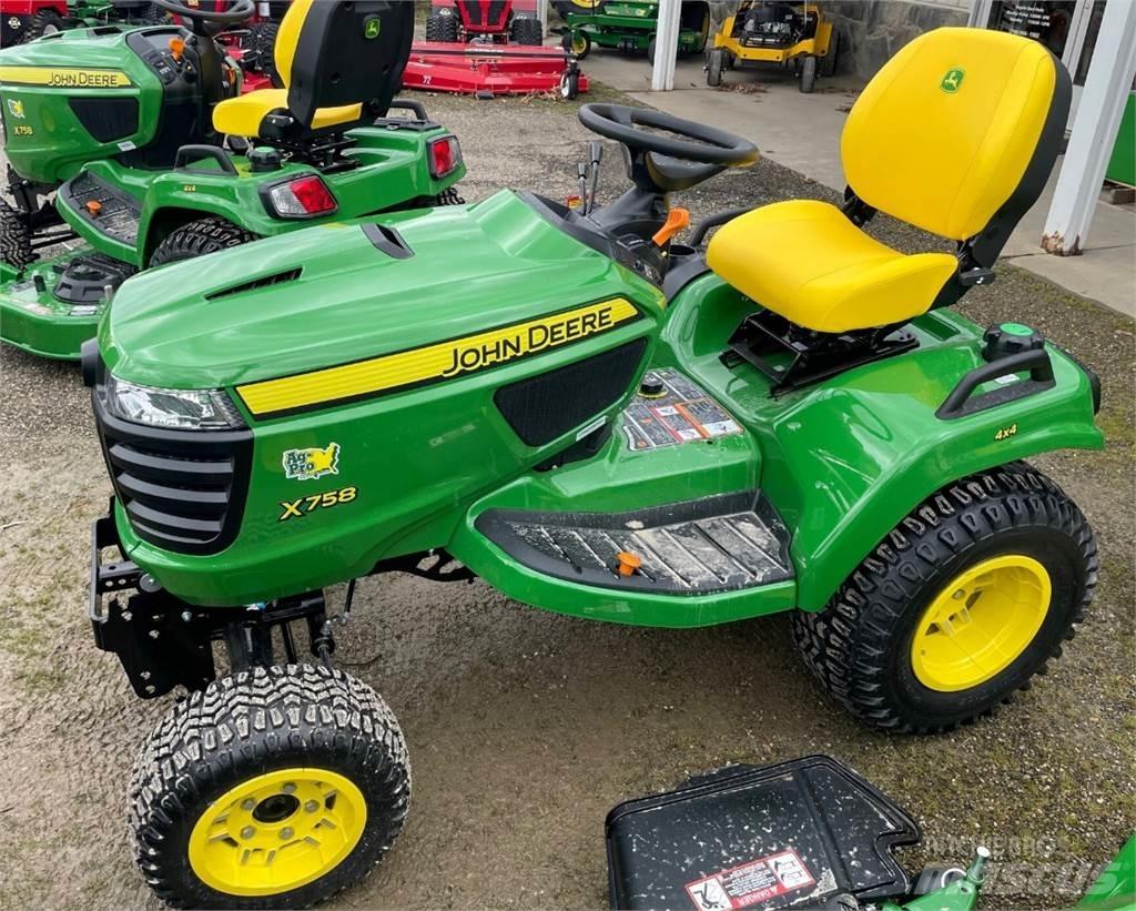 John Deere X758 Kompakt traktorok