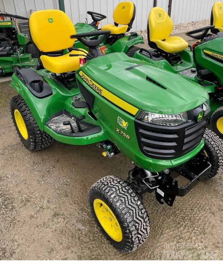 John Deere X758 Kompakt traktorok