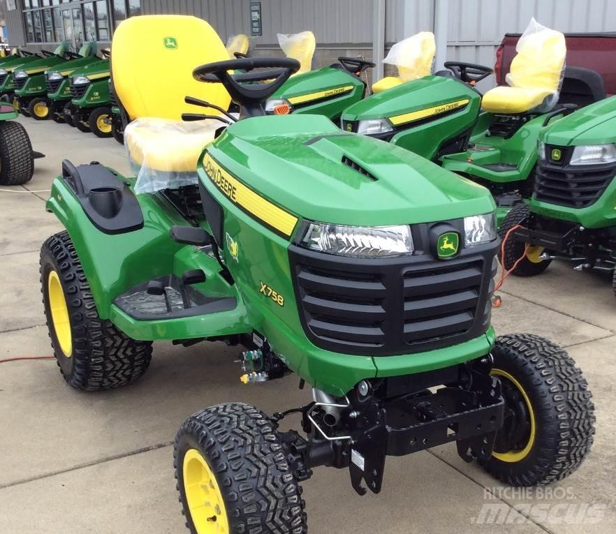 John Deere X758 Kompakt traktorok