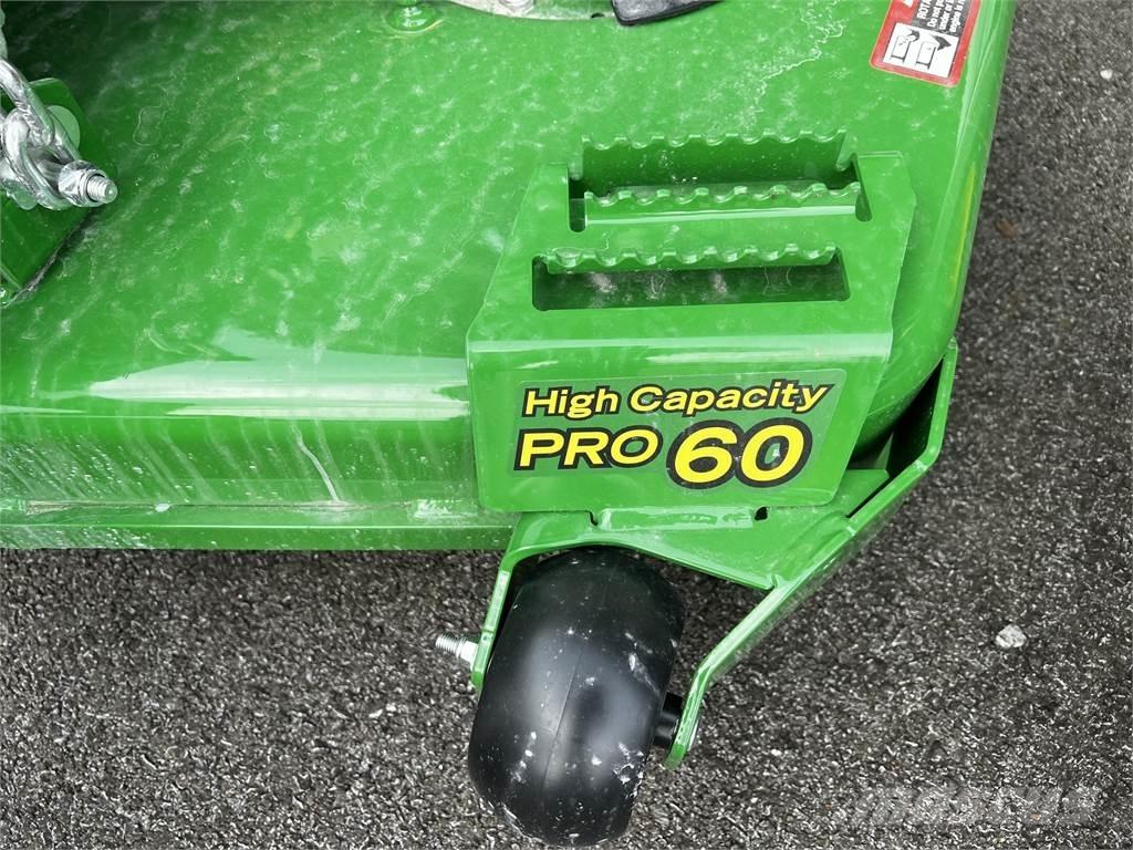 John Deere Z720E Nulla fordulósugarú fűnyírók