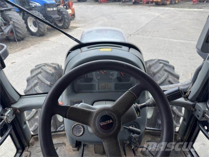 Valtra T 121 Traktorok