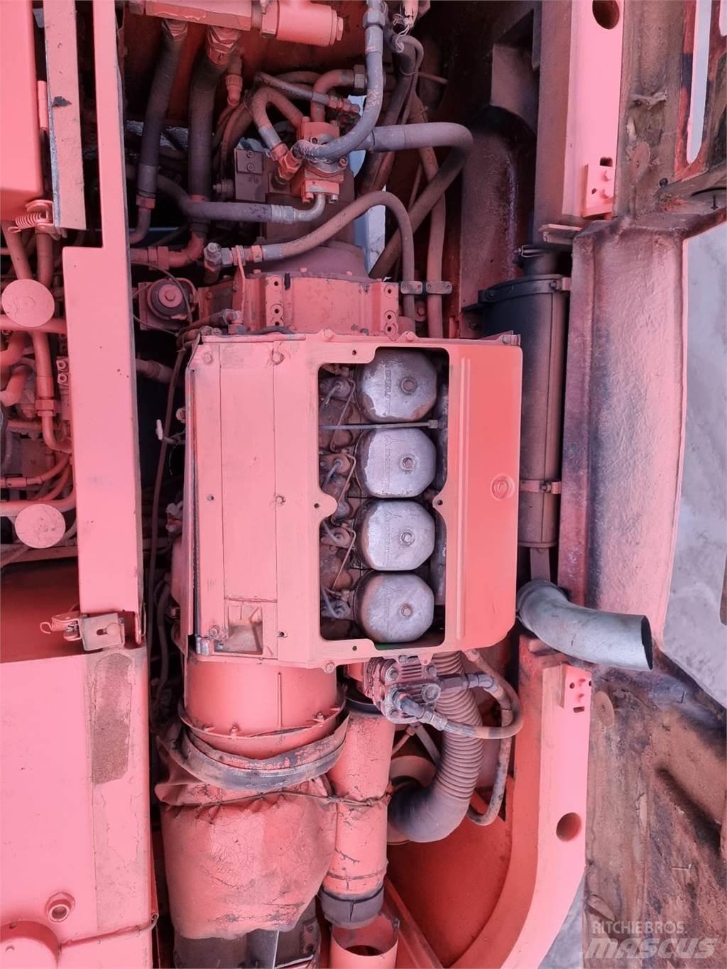 Atlas 1304 Gumikerekes kotrók