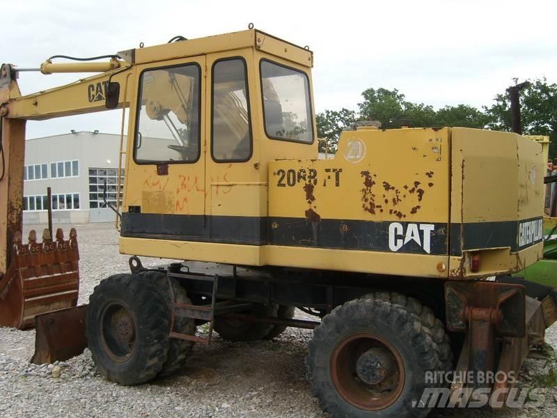 CAT 206 BFT Gumikerekes kotrók