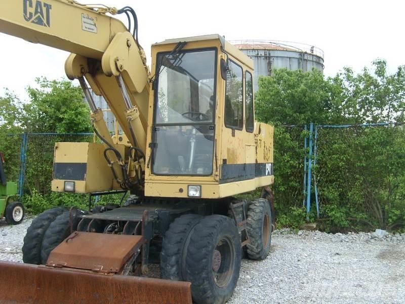 CAT 206 BFT Gumikerekes kotrók