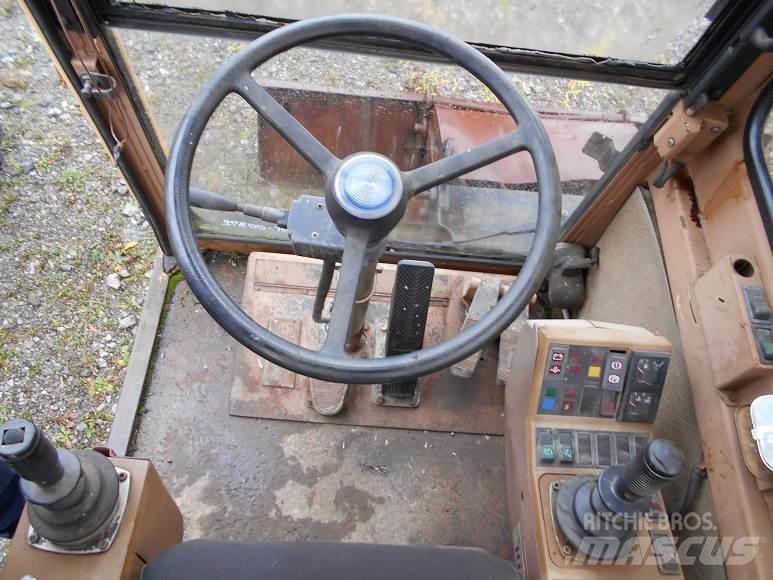 CAT 212B FT Gumikerekes kotrók