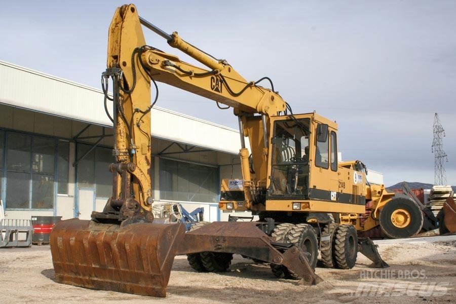 CAT 214B Gumikerekes kotrók