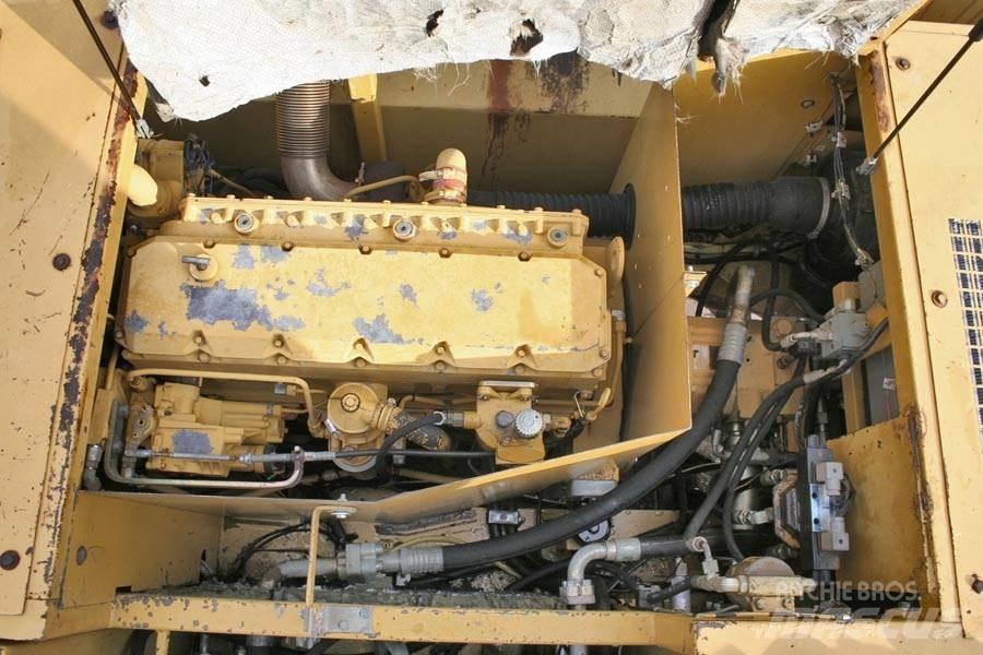 CAT 214B Gumikerekes kotrók